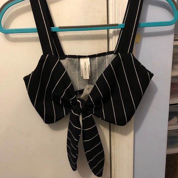 🆕 Black and White Front Tie Crop Top - Picture 2 of 3